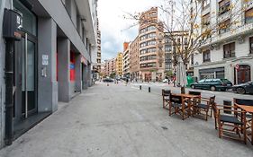 Renovado piso de diseño en barrio selecto by SAH